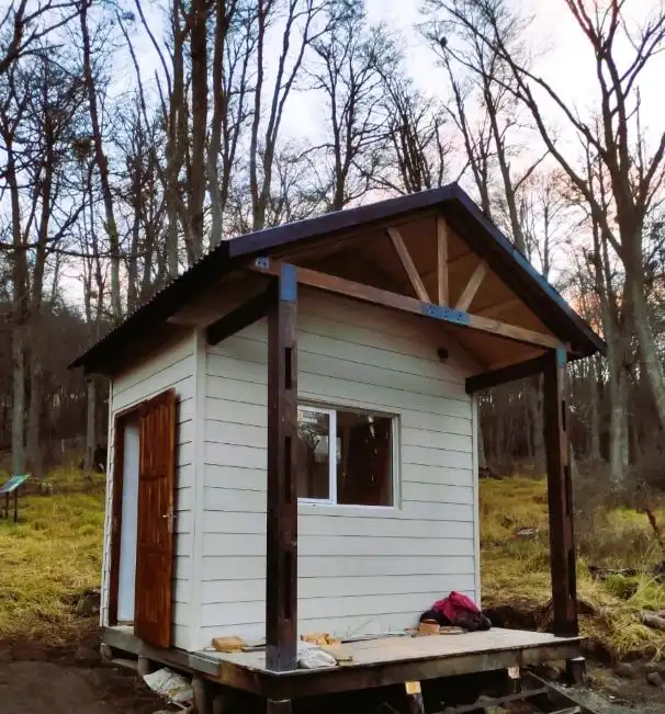Garita terminada con ventana de atención instalada, entorno nevado